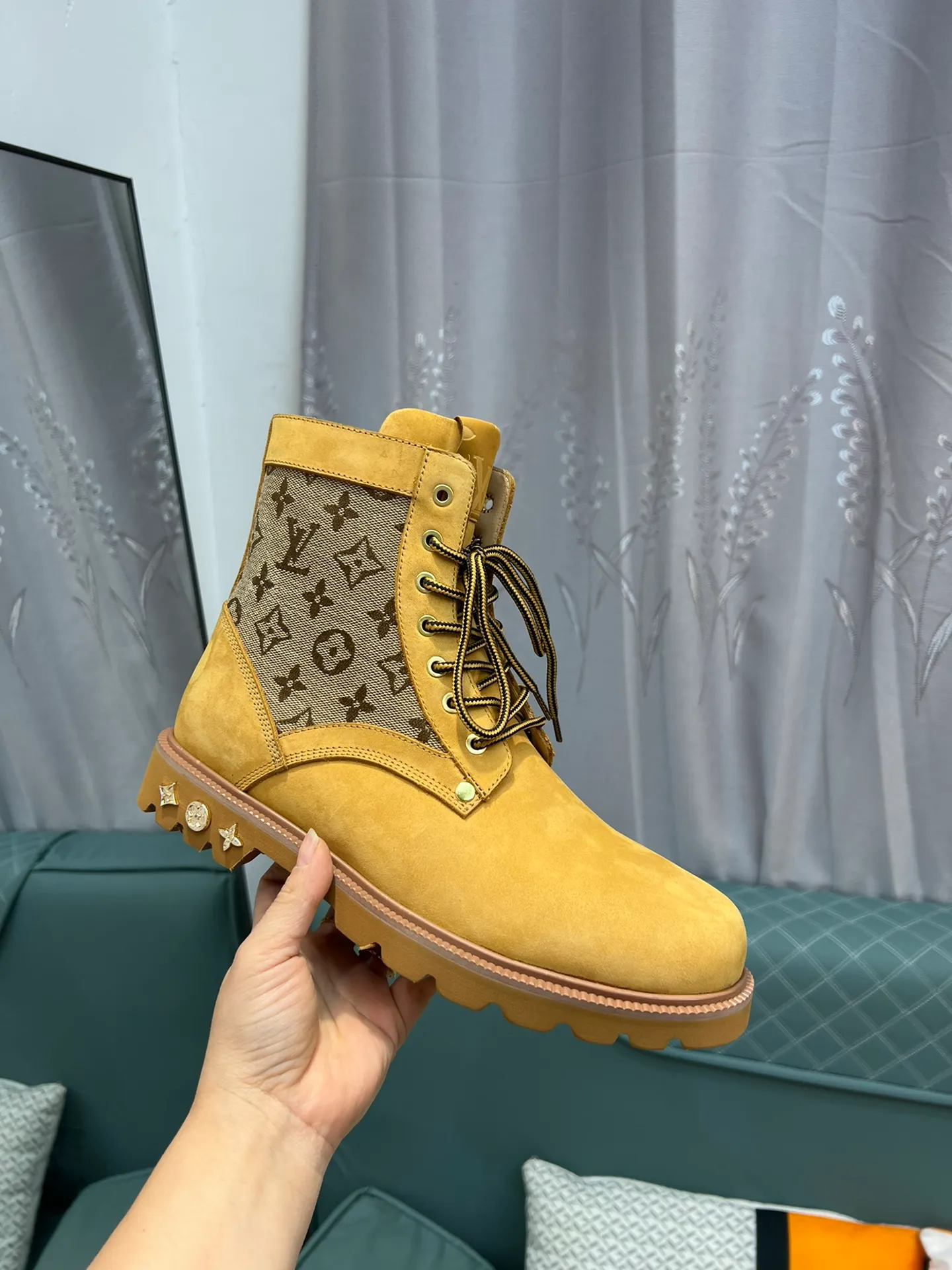 Men's shoes 💰920 L Home - the latest LV men's business casual boots, luxury and nobility are a must. They are all made of imported original first-layer cowhide, just to create a more comfortable wearing experience. ➕Top imported water-dyed full cow lining, original high wear-resistant outsole! 👏👏 Size: Male 39-44; (38 45 46 customized)